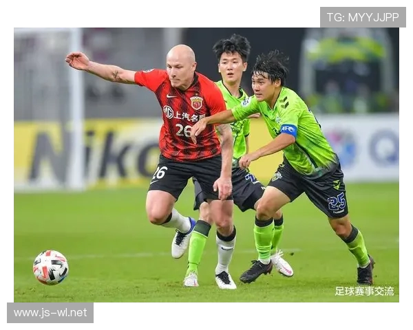 足球比赛中的组织进攻与防守策略